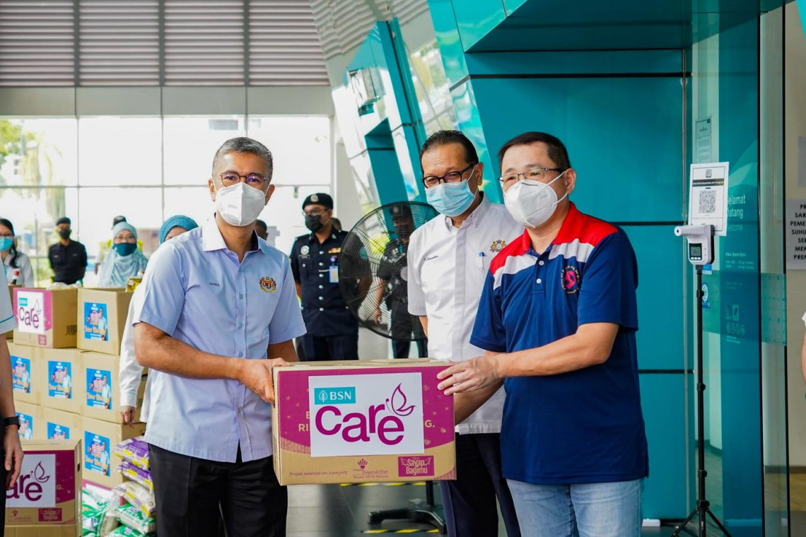 Sesi Penyampaian Sumbangan Bakul Makanan di BSN Johor